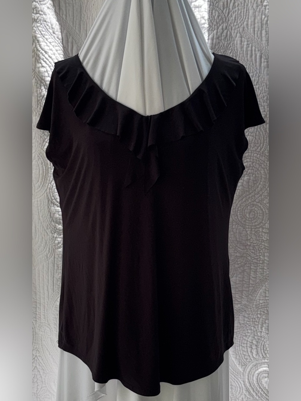 Bleeker & McDougal, black, ruffle, neck, sleeveless top
Size XL